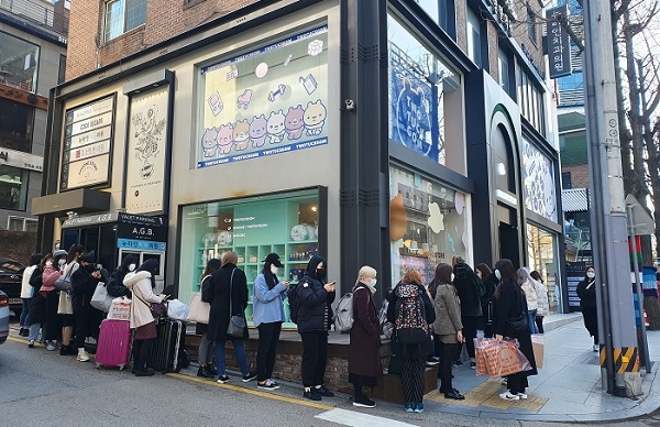 지난 27일 서울 강남 가로수길 소재 엔씨소프트 플래그십 스토어에서 '투턱곰 X 몬스타엑스' 굿즈를 구매하기 위해 구매자들이 줄을 서서 기다기로 있다ⓒEBN
