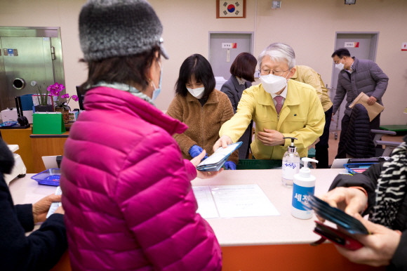 최기영 과학기술정보통신부 장관이 2일 오전 세종특별자치시 장군면 장군우체국을 방문해 마스크 판매를 돕고 있다.ⓒ과학기술정보통신부