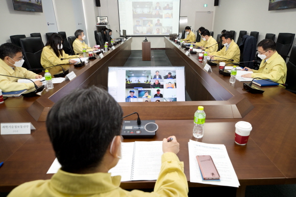 장석영 과학기술정보통신부 제2차관이 코로나19 사업자별(통신, 유료방송) 비상 대비 대응계획을 점검하고 있다.ⓒ과학기술정보통신부