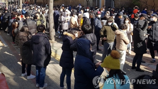 2월 24일 이마트 만촌점에서 마스크 판매를 기다리는 시민들의 모습 [사진제공=이마트/연합뉴스]