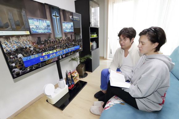 KT 모델들이 올레 tv를 통해 종교활동을 할 수 있는 ‘우리교회tv’ 서비스를 이용하고 있다.ⓒKT