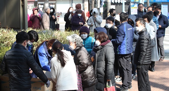 서울 종로구 하나로마트에서 시민들이 마스크를 구매하기 위해 줄을 서고 있다.ⓒ데일리안DB