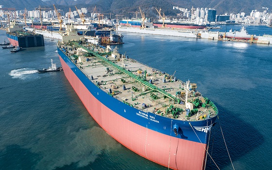 현대상선이 보유한 30만톤급 초대형 원유운반선(VLCC) 유니버셜 리더호가 항구를 벗어나고 있다.ⓒ현대상선