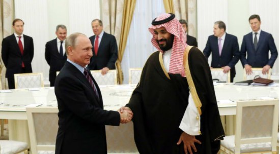 블라디미르 푸틴 러시아 대통령과 사우디 아라비아 모하마드 빈 살만 부총리가 악수하는 모습[사진=CNBC]