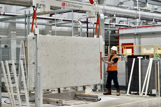 LG하우시스가 미국 조지아州 인조대리석 공장에 총 5000만 달러(620억원)를 투자해 3호 생산라인을 완공했다.