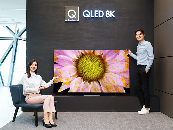 삼성전자 모델이 삼성 프리미엄 스토어 갤러리아 광교점에서 2020년형 QLED 8K TV 85형 QT950S 신제품을 소개하고 있다.