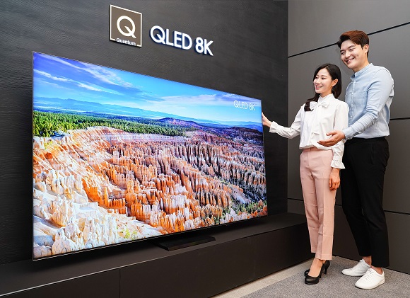 삼성전자 모델이 삼성 프리미엄 스토어 갤러리아 광교점에서 2020년형 QLED 8K TV 85형 QT950S 신제품을 소개하고 있다.