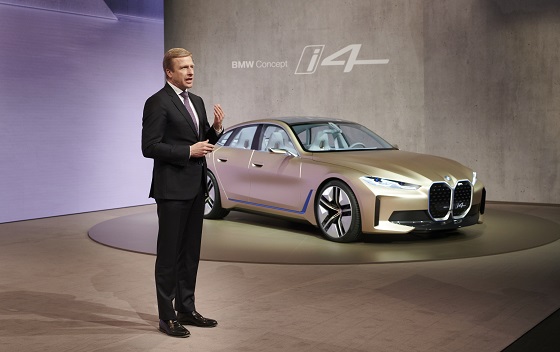 BMW 그룹 올리버 집세(Oliver Zipse) 회장이 BMW i4 콘셉트 앞에서 2019년 실적 및 미래 전략을 발표하고 있다. ⓒBMW그룹코리아