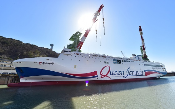 현대피모조선이 건조한 2만7000톤급 카페리선 퀸제누비아호.ⓒ현대미포조선