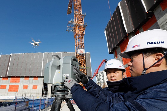 대림산업 직원들이 최근 김포에서 건설 중인 'e편한세상 김포 로얄하임' 현장에서 3D 스캐너와 드론을 활용해 BIM 설계에 필요한 측량자료를 촬영하고 있다.ⓒ대림산업