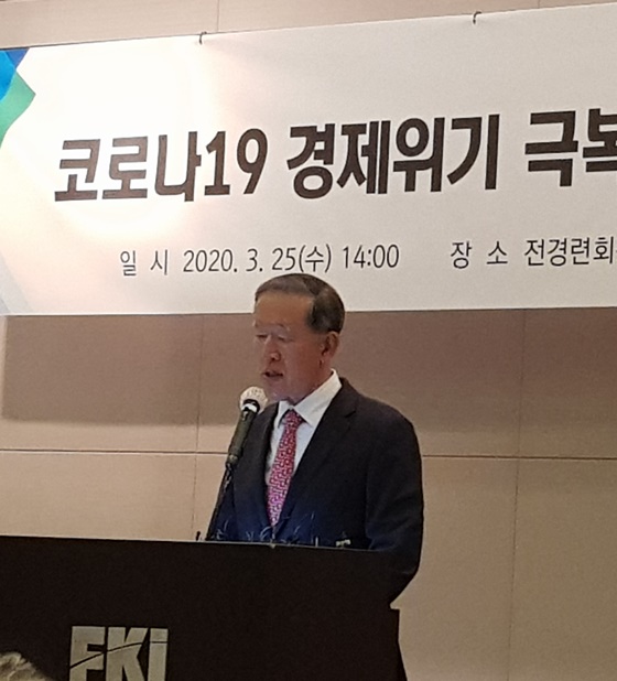 허창수 전경련 회장이 25일 서울 여의도 전경련회관에서 열린 기자회견에서 발언하고 있다. ⓒEBN