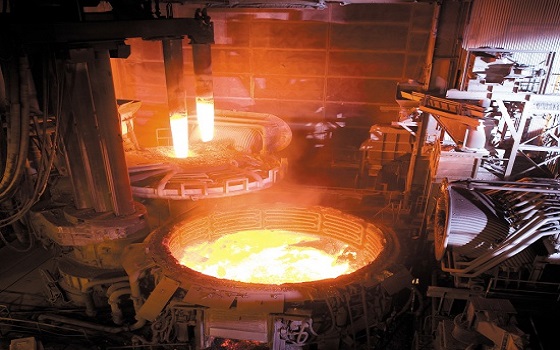 세아베스틸이 보유한 100톤 규모 전기로에서 쇳물 공정이 이뤄지고 있다.ⓒ세아베스틸