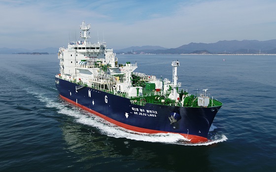 삼성중공업의 친환경 무용제 도료가 적용된 LNG운반선이 바다를 항해하고 있다.ⓒ삼성중공업