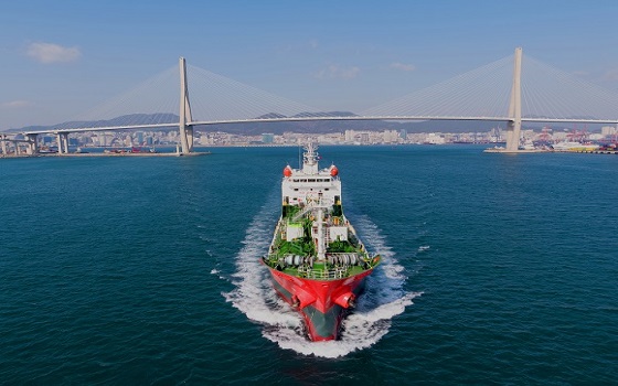 대선조선이 건조해 KSS해운에 인도한 3500톤급 석유화학제품운반선(MR탱커) 팔콘 케미스트호가 바다를 항해하고 있다.ⓒ대선조선