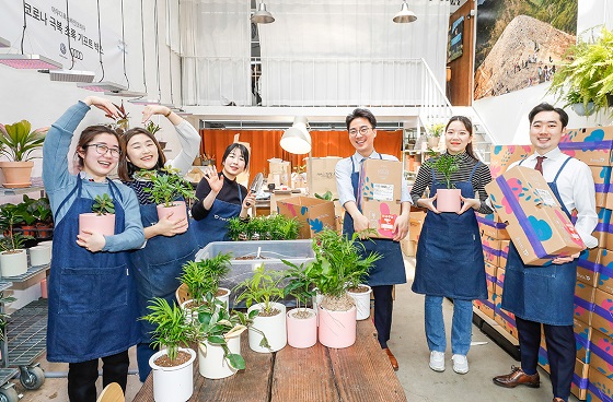성수동 소재 트리플래닛 온실에서 공동생활센터 아동들에게 보낼 반려나무+손세정제 '코로나 극복 초록 기프트박스' ⓒ아우디폭스바겐코리아