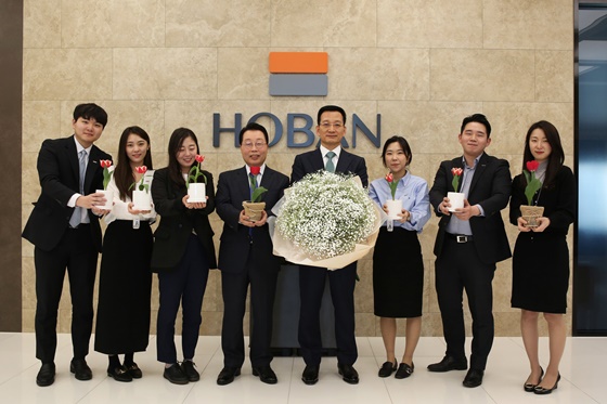 '화훼농가 돕기 릴레이 캠페인'에 동참한 (왼쪽에서 다섯 번째)김상열 호반그룹 회장과 임직원들의 모습이다.ⓒ호반그룹