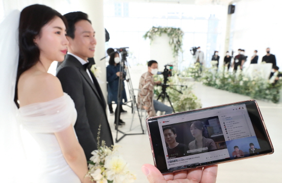 온라인으로 하객을 초대한 신랑과 신부가 지난 4일 강남구 소재 예식장에서 '유튜브 라이브 결혼식'을 진행하고 있다.ⓒKT