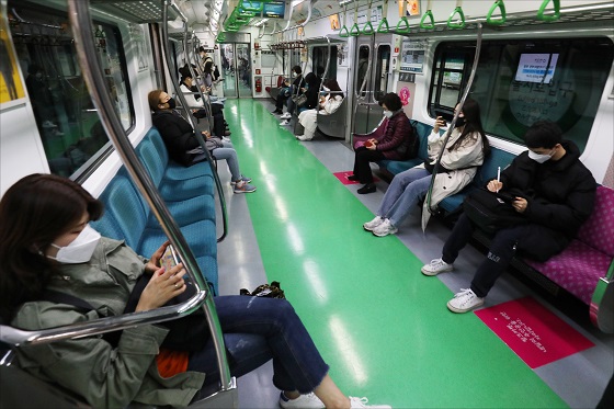 코로나19 확산 방지를 위해 '사회적 거리두기' 캠페인이 강조되고 있는 가운데 25일 오전 서울 지하철 2호선 전동차 내부에서 시민들이 거리를 두고 앉아 있다. ⓒ데일리안 홍금표 기자