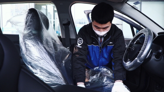 베이징현대 직원이 고객 차량 실내 소독서비스 준비작업을 하고 있는 모습ⓒ현대기아차