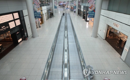 인천국제공항 1터미널 면세구역이 해외여행객이 급감하면서 한산한 모습을 보이고 있다. ⓒ연합뉴스