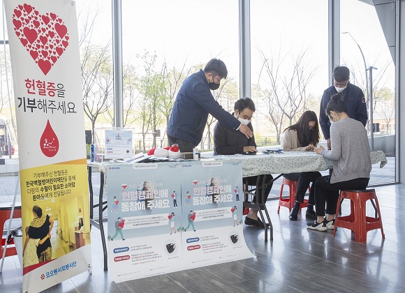코오롱그룹은 코로나19로 인한 혈액수급 불안정을 해소하는 데 도움을 주고자 오는 23일까지 전국 사업장에서 헌혈캠페인을 진행한다. 8일 서울 마곡 코오롱One&Only;타워에서 임직원들이 헌혈에 앞서 문진표를 작성하고 있다.  