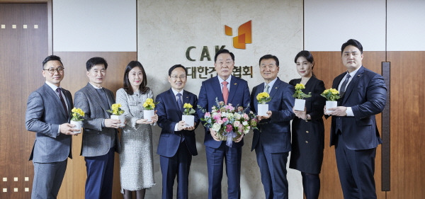 대한건설협회 김상수 회장(왼쪽에서 다섯번째)과 임직원들이 노란 히아신스를 들고 캠페인 동참 기념촬영을 하고 있다.ⓒ대한건설협회