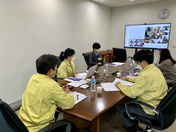 9일 오후 서울 중구 소공로 서울중앙우체국에서 장석영 과학기술정보통신부 제2차관이 재택‧원격 근무 및 교육 솔루션 정보제공 웹사이트 개설 관련 영상회의를 개최해 관계자들과 함께 웹사이트 운영방안에 대해 논의하고 있다.ⓒ과학기술정보통신부