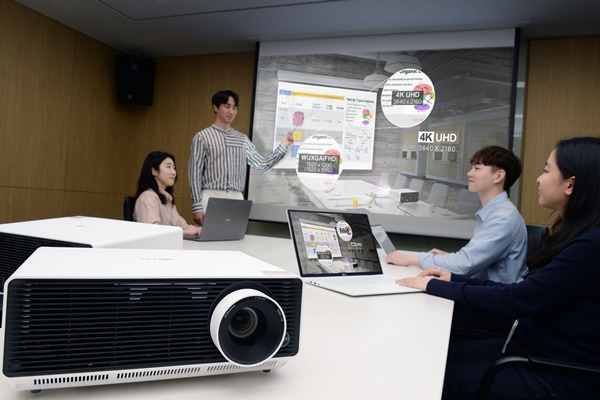 LG전자 임직원들이 LG서울역빌딩 회의실에서 비즈니스 프로젝터 'LG 프로빔' 신제품 'BU50NST'를 활용하고 있다. ⓒLG전자