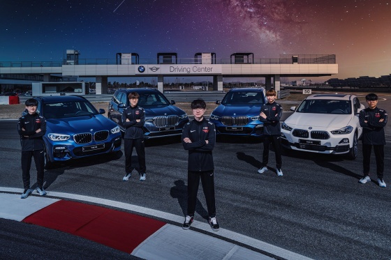 SK텔레콤 T1 LoL팀 선수들이 인천 영종도 BMW드라이빙센터에서 BMW 최신형 차량 앞에서 포즈를 취하고 있다. ⓒSKT