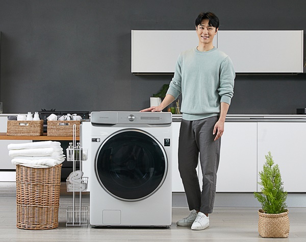 삼성전자 모델이 수원 삼성전자 디지털시티 프리미엄하우스에서 국내 최대 용량 24kg '그랑데AI' 세탁기 신제품을 소개하고 있다.ⓒ삼성전자