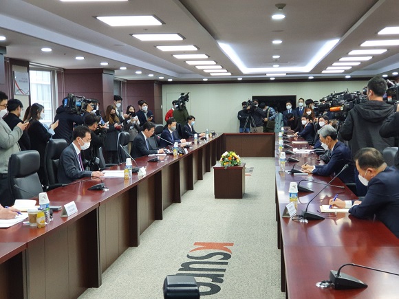 산업통상자원부는 22일 오후 2시 성윤모 장관 주재로 국내 정유4사 대표들과 '정유업계 간담회'를 개최했다.ⓒEBN