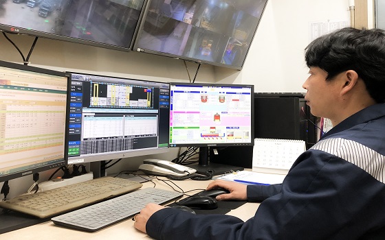 현대제철 인천공장 120톤 전기로 운전실에서 근로자가 전자맵 데이터를 분석하고 있다.ⓒ현대제철