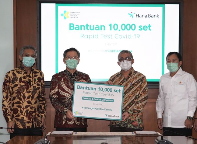 박성호 인도네시아 하나은행 법인장(사진 왼쪽에서 두번째), 트라완 인도네시아 보건부 장관(사진 왼쪽에서 네번째)외 관계자들이 기념촬영을 하고 있다.ⓒ하나은행
