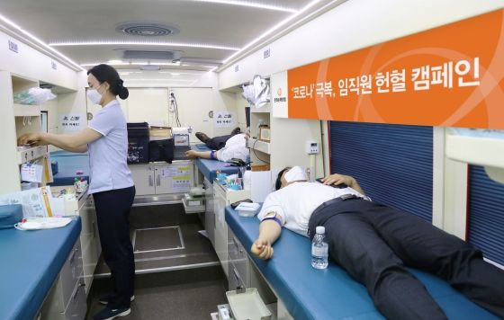 한화손해보험 직원이 헌혈 캠페인에 참여하고 있다.ⓒ한화손해보험