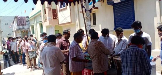 인도 비사카파트남에서 LG폴리머스 현지 지원단이 피해 지역 주민에게 음식을 제공하는 모습.ⓒLG화학