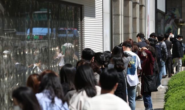 지난 13일 오전 서울 중구 롯데백화점 본점 명품관 앞에 고객들이 줄을 서고 있다. ⓒ연합뉴스