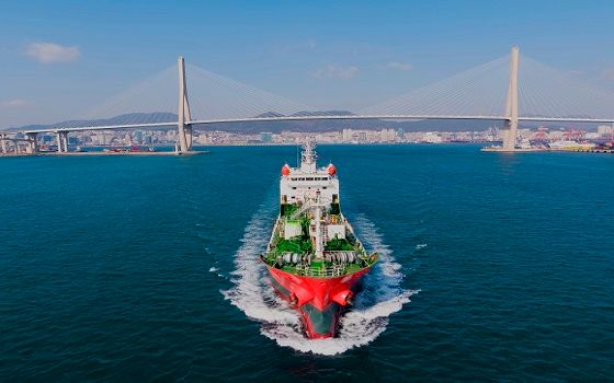 KSS해운이 보유한 3500톤급 석유화학제품운반선 팔콘 케미스트호가 바다를 항해하고 있다.ⓒKSS해운