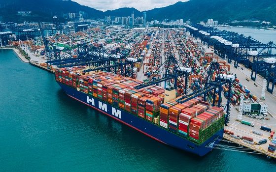HMM이 보유한 2만4000TEU급 초대형 컨테이너선 알헤시라스호가 중국 얀티안항만에 접안해 있다.ⓒHMM