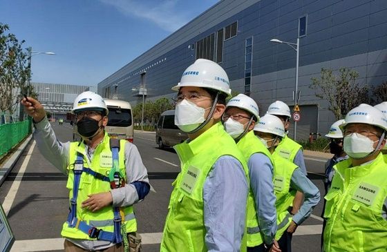 삼성전자 이재용 부회장이 18일 중국 산시성 시안에 위치한 반도체 사업장을 찾아 공장 생산라인을 점검하고 있다. ⓒ삼성전자