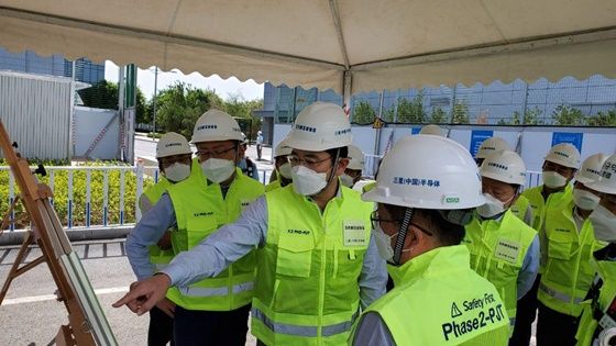 삼성전자 이재용 부회장이 18일 중국 산시성 시안에 위치한 반도체 사업장을 찾아 공장 생산라인을 점검하고 있다. ⓒ삼성전자