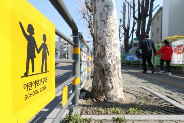 서울 성동구의 한 초등학교 앞에 어린이 보호구역 교통안전표지판이 설치돼있다. @연합뉴스