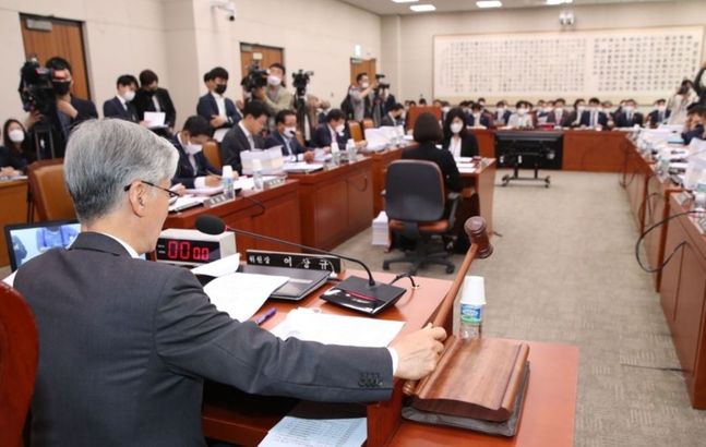 20일 오전 서울 여의도 국회에서 열린 법제사법위원회 전체회의에서 여상규 위원장이 안건을 상정하고 있다. ⓒ연합뉴스