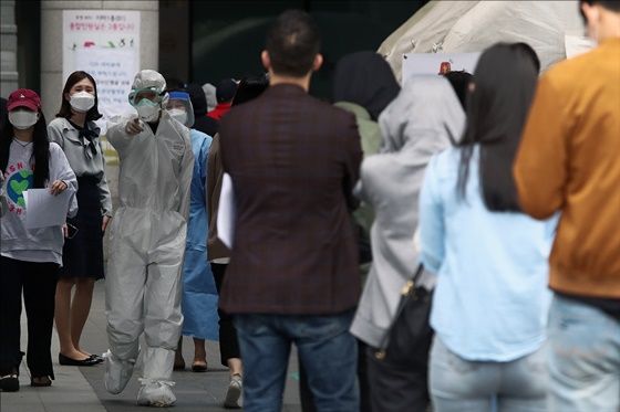 서울 용산구 보건소에 설치된 선별진료소가 코로나19 확진검사를 위한 방문자들로 북적이고 있다.ⓒ데일리안DB