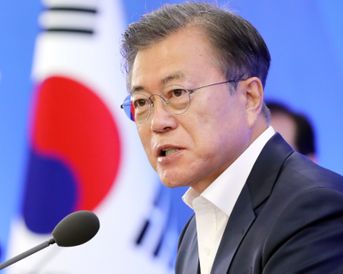 문재인 대통령이 5월 21일 서울 강남구 삼성동 무역협회 대회의실에서 '위기 극복을 위한 주요 산업계 간담회'를 주재하는 모습 ⓒ연합