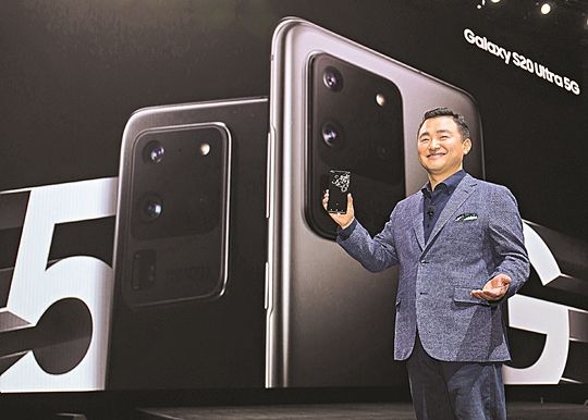 노태문 삼성전자 무선사업부장(사장)이 올해 초 열린 '갤럭시 언팩 2020'에서 카메라 기능을 대폭 강화한 '갤럭시S20' 시리즈를 선보이고 있다.ⓒ삼성전자