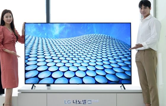 LG전자가 65형 화면에 8K 해상도를 구현한 나노셀 TV 신제품 2종을 출시한다. LG 나노셀 TV는 약 1나노미터 크기 입자를 활용해 색 표현력을 높이는 기술이 적용됐다. 모델들이 나노셀 TV를 소개하고 있다. ⓒLG전자