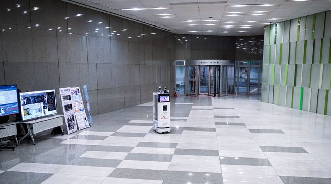 코로나19방역로봇이 서울 중구 을지로 소재 SK텔레콤 본사에서 방역을 하고 있는 모습. ⓒSKT