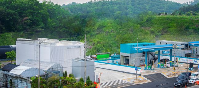 서울 강동구 소재 GS칼텍스 융복합 에너지 스테이션(왼쪽 수소충전소, 가운데 셀프주유소, 오른쪽 LPG충전소)