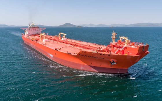삼성중공업이 노르웨이·독일 선급 디엔브이 쥐엘(DNV GL)로부터 공식 인증받은 15만톤급 스마트 셔틀탱커 이글페트롤리나호가 바다를 항해하고 있다.ⓒ삼성중공업
