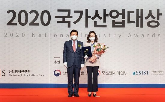28일 스위스그랜드호텔에서 열린 '2020 국가산업대상' 시상식에서 문소연 한국아스트라제네카 인사부 전무(오른쪽)가 3년 연속 고용친화 부문 수상 기념사진을 촬영하고 있다.ⓒ한국아스트라제네카
